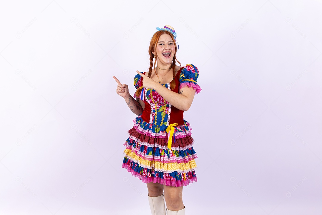 Mulher usando roupas típicas de festas juninas