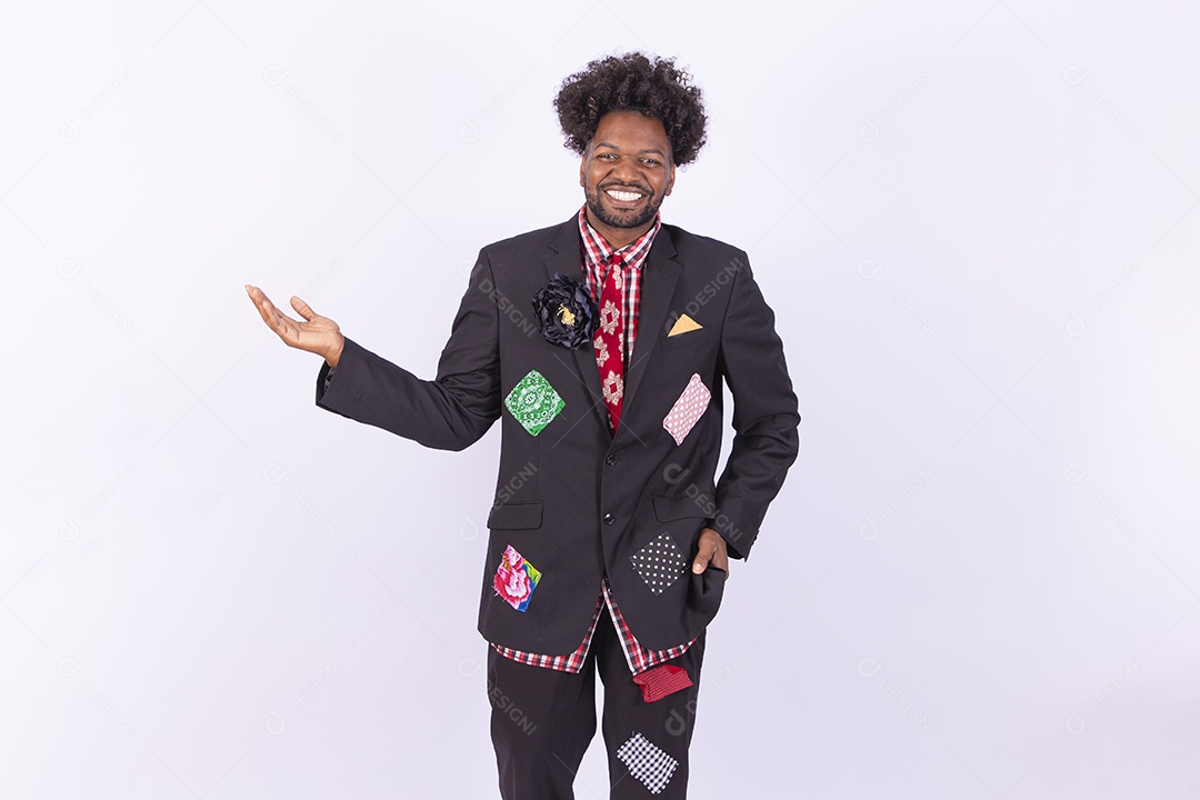 Homem usando roupas típicas de festas juninas