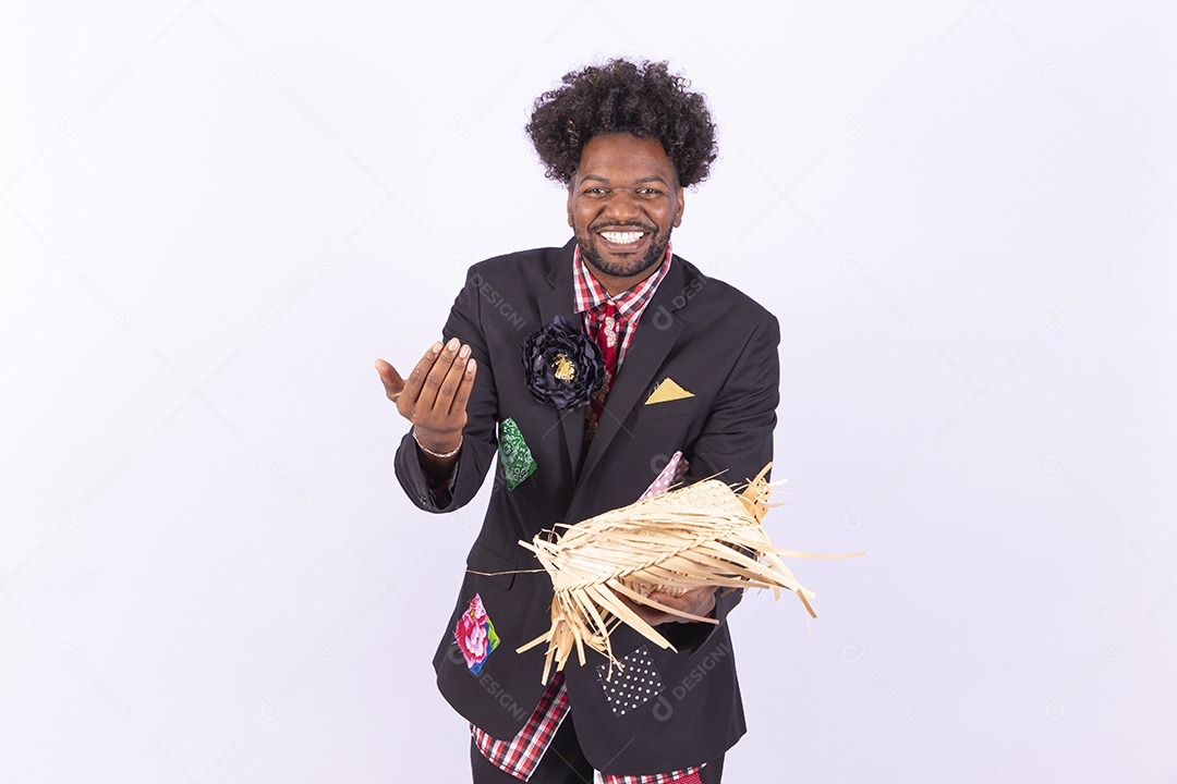 Homem usando roupas típicas de festas juninas