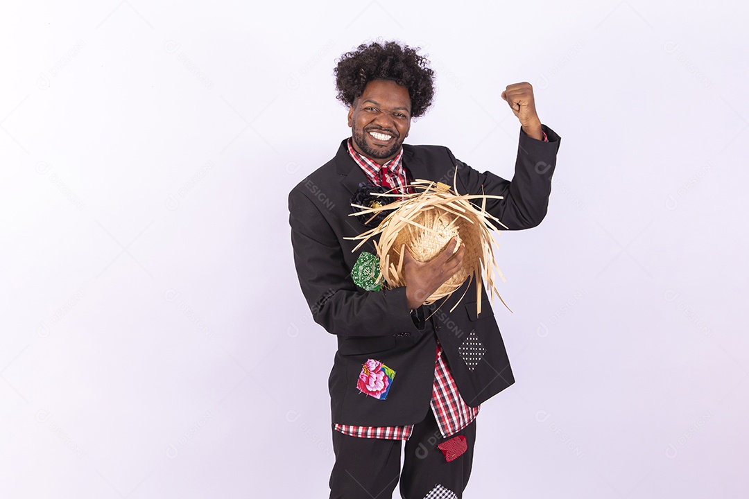 Homem usando roupas típicas de festas juninas