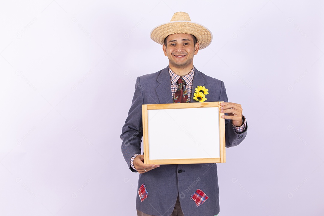 Homem usando roupas típicas de festas juninas