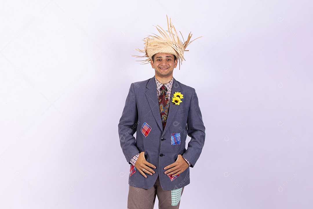 Homem usando roupas típicas de festas juninas