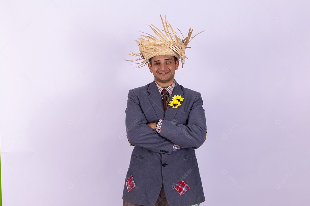 Homem usando roupas típicas de festas juninas