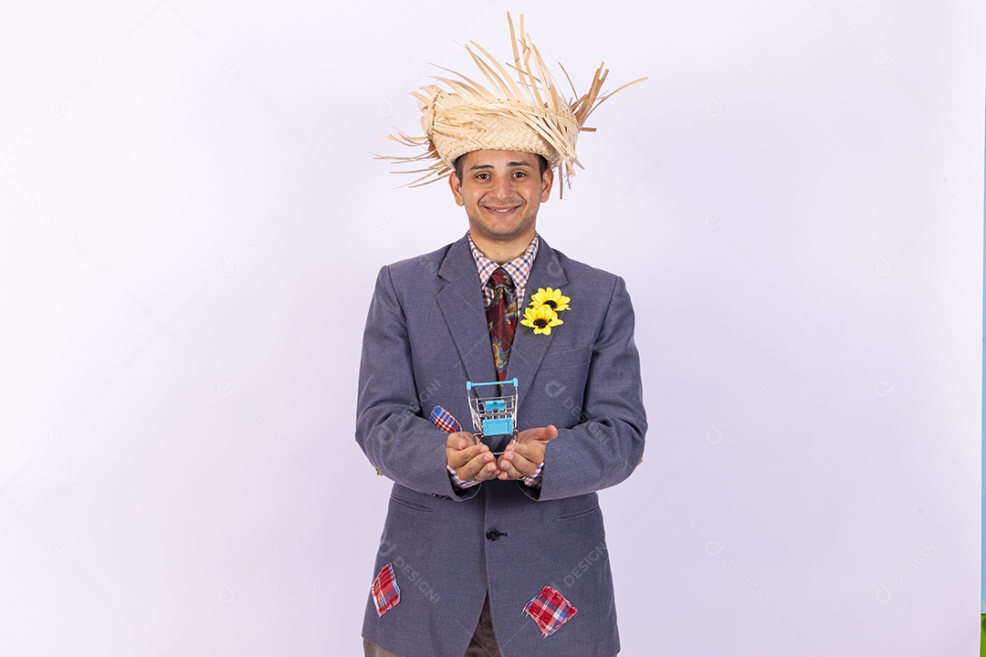 Homem usando roupas típicas de festas juninas