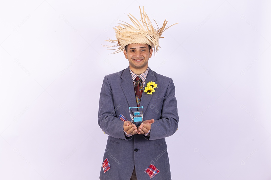 Homem usando roupas típicas de festas juninas