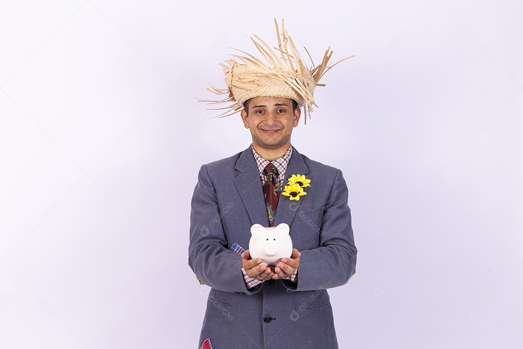 Homem usando roupas típicas de festas juninas