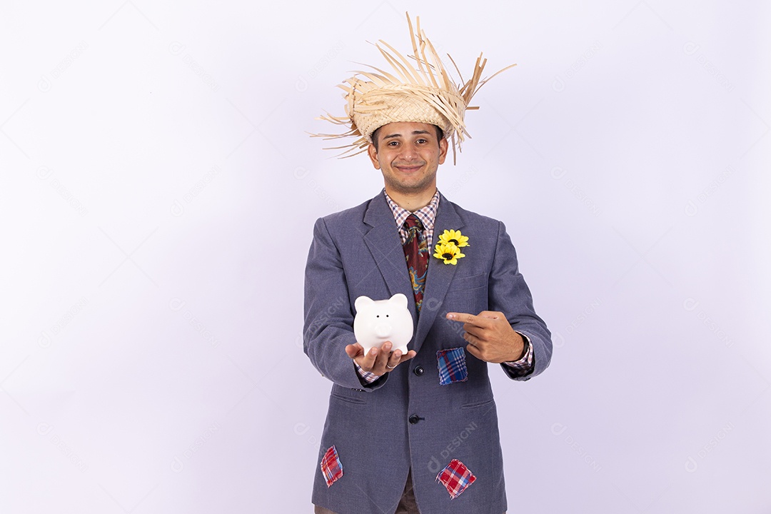 Homem usando roupas típicas de festas juninas