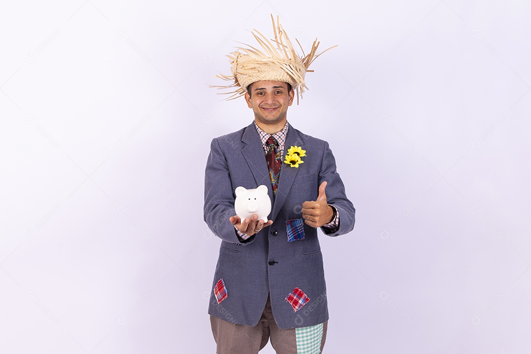 Homem usando roupas típicas de festas juninas