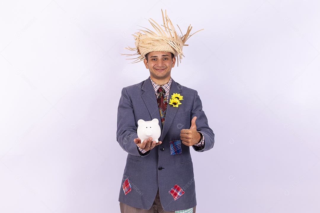 Homem usando roupas típicas de festas juninas