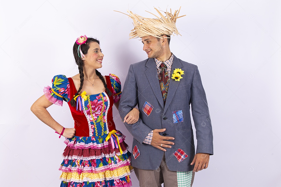 Casal usando roupas típicas de festas juninas