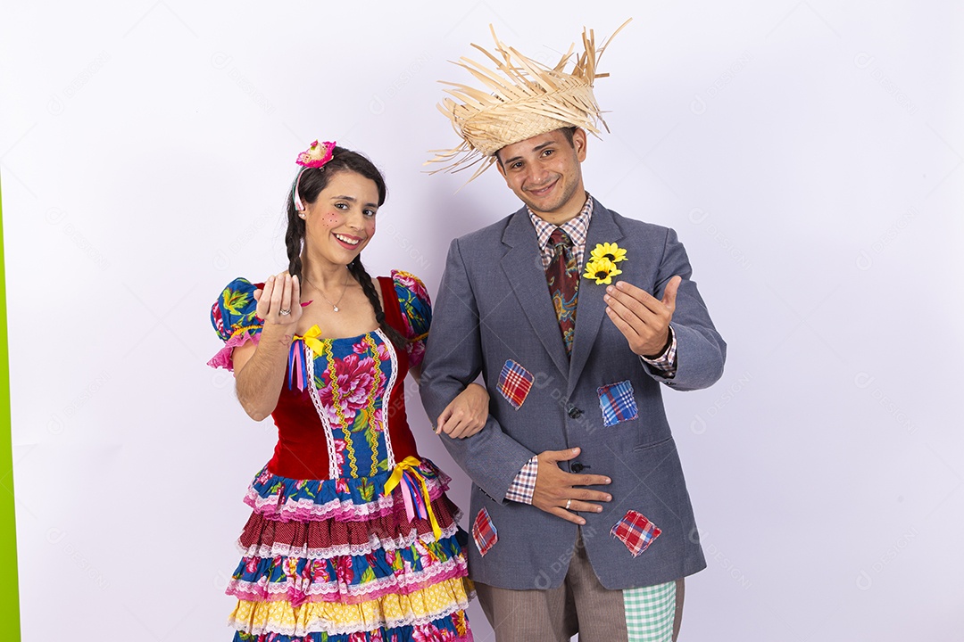 Casal usando roupas típicas de festas juninas