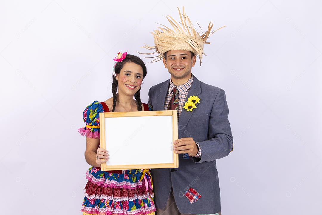 Casal usando roupas típicas de festas juninas