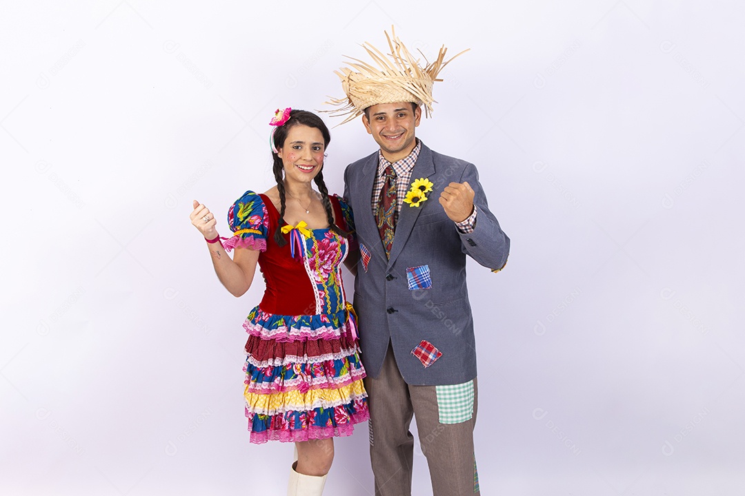 Casal usando roupas típicas de festas juninas