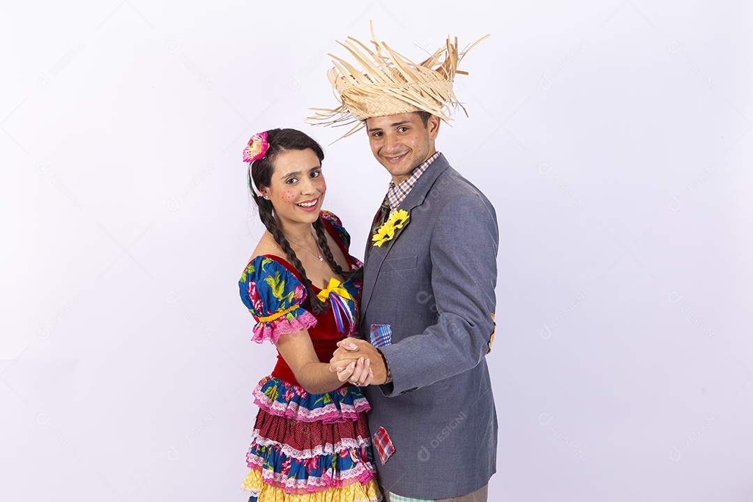 Casal usando roupas típicas de festas juninas
