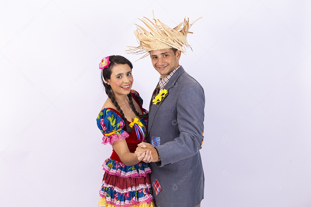 Casal usando roupas típicas de festas juninas
