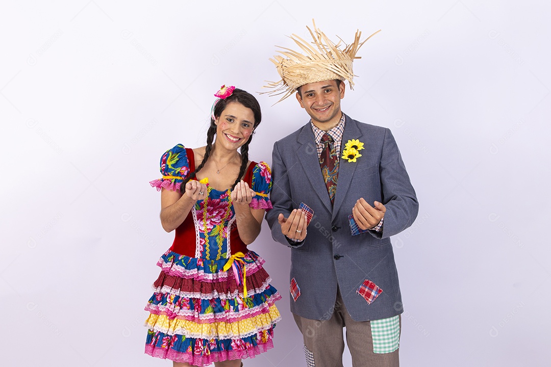 Casal usando roupas típicas de festas juninas