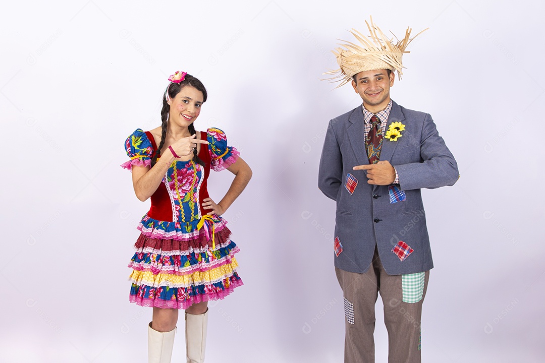 Casal usando roupas típicas de festas juninas