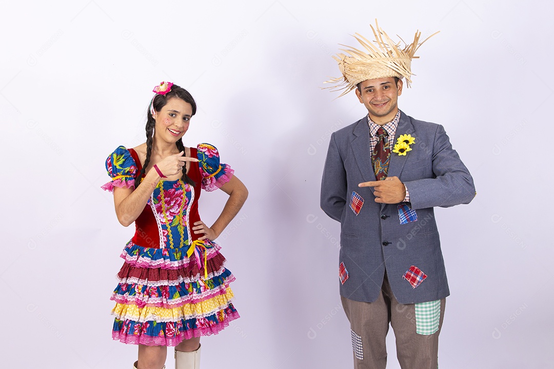 Casal usando roupas típicas de festas juninas