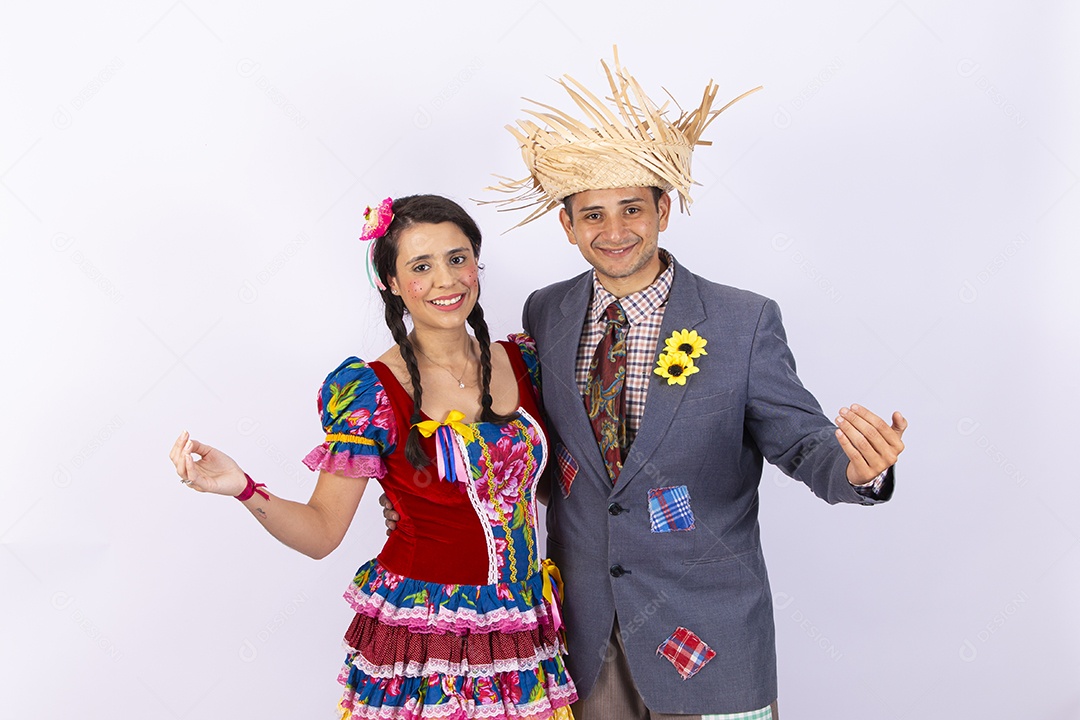 Casal usando roupas típicas de festas juninas