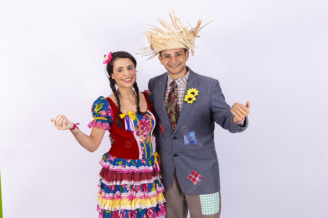 Casal usando roupas típicas de festas juninas