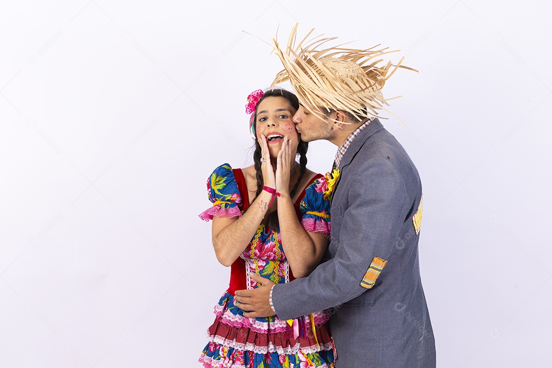 Casal usando roupas típicas de festas juninas