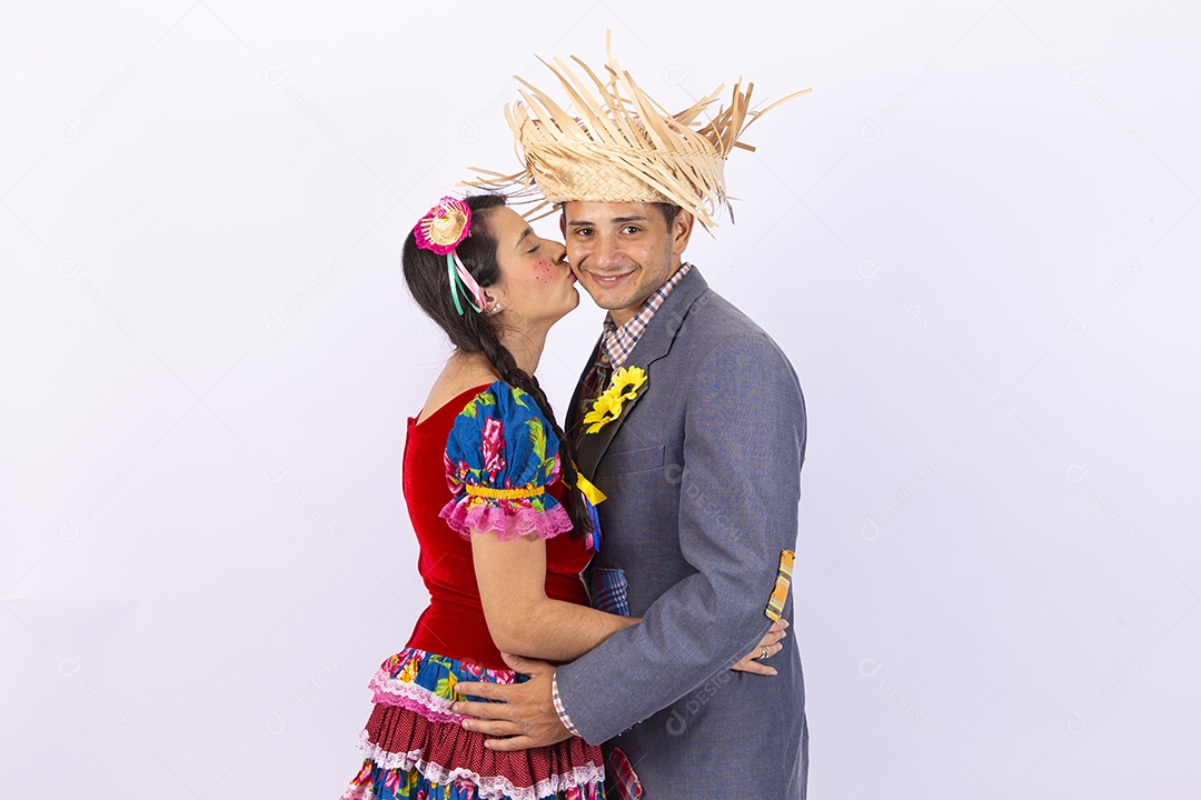 Casal usando roupas típicas de festas juninas