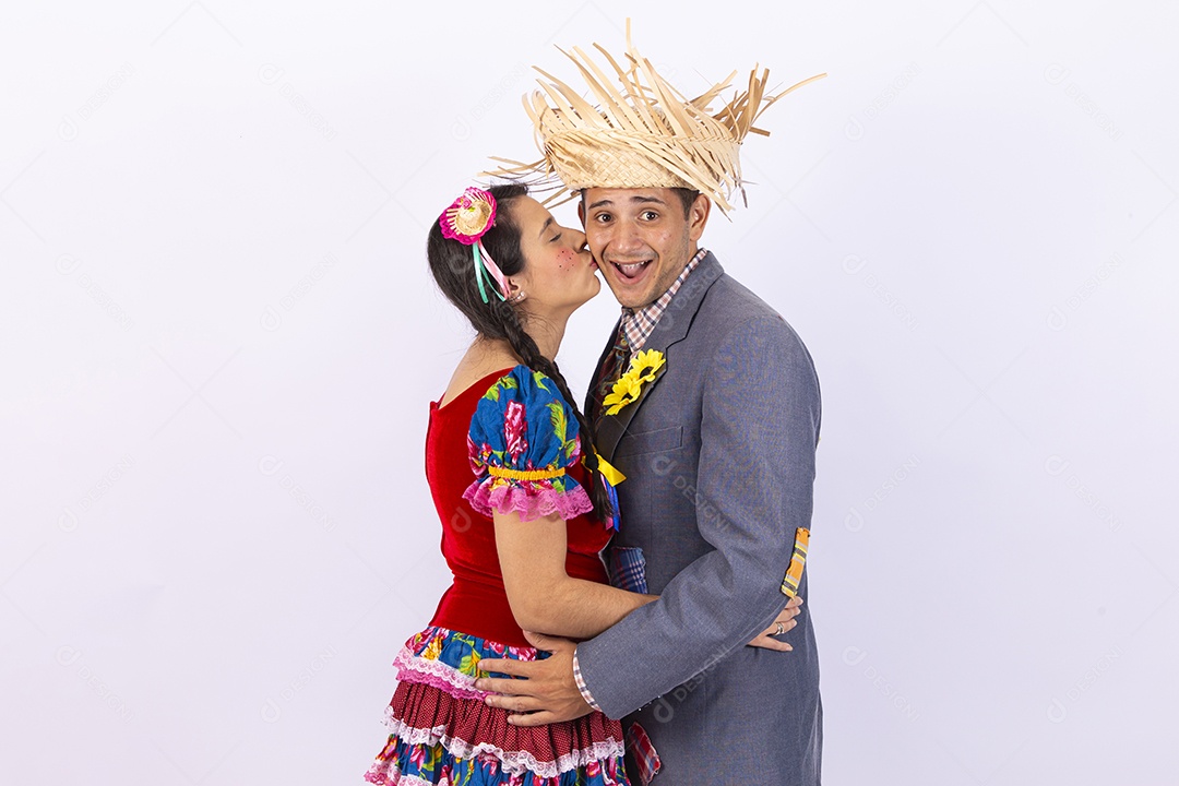 Casal usando roupas típicas de festas juninas