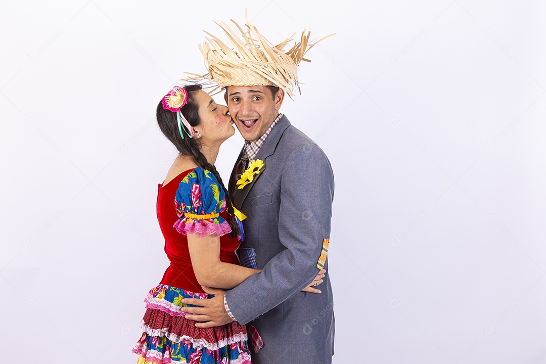 Casal usando roupas típicas de festas juninas