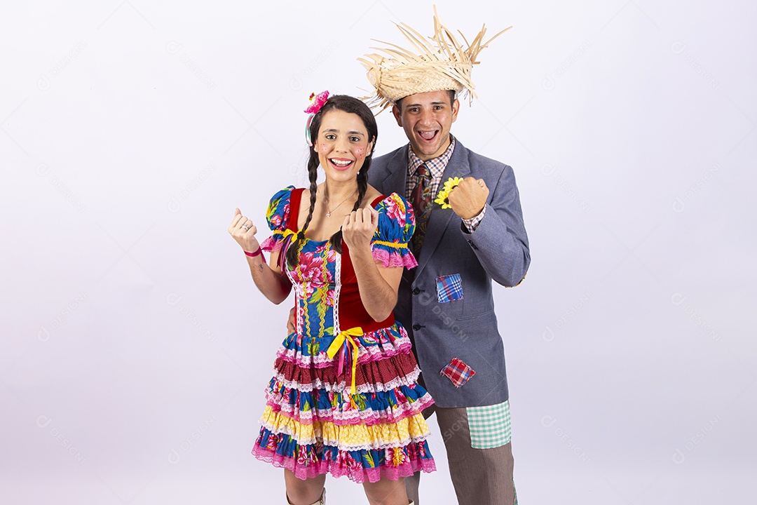 Casal usando roupas típicas de festas juninas