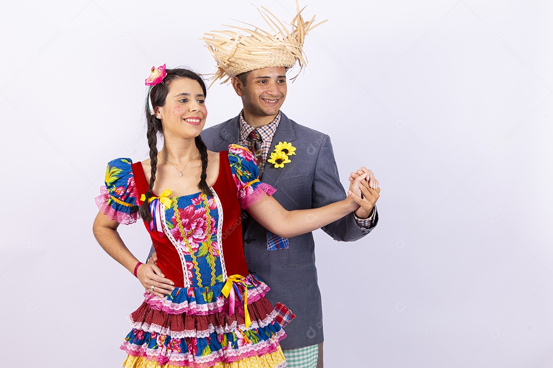 Casal usando roupas típicas de festas juninas