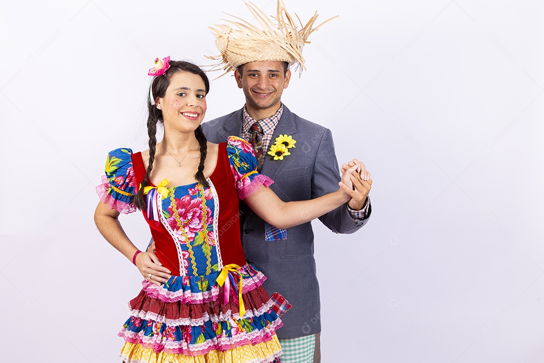 Casal usando roupas típicas de festas juninas
