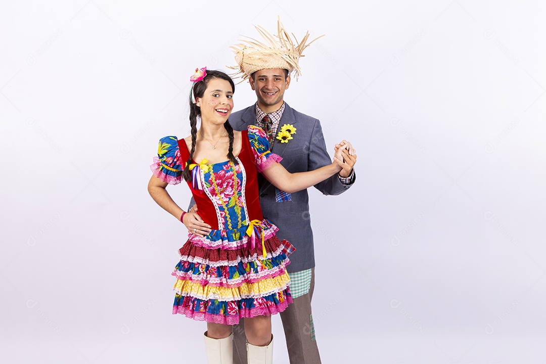 Casal usando roupas típicas de festas juninas