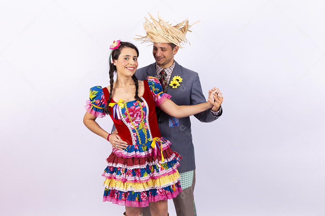 Casal usando roupas típicas de festas juninas