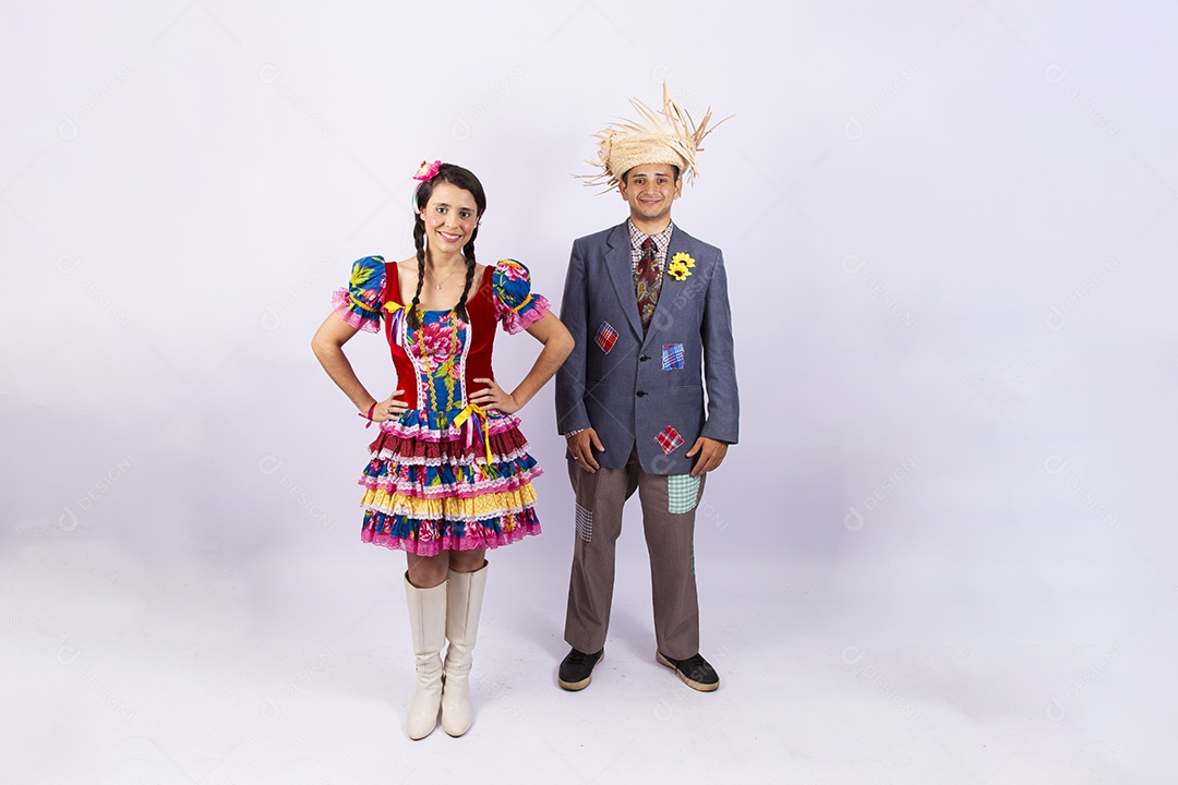Casal usando roupas típicas de festas juninas