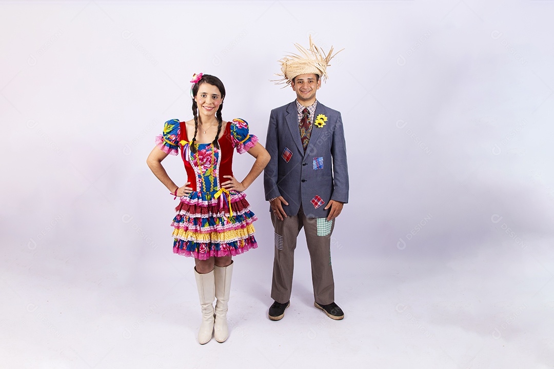 Casal usando roupas típicas de festas juninas