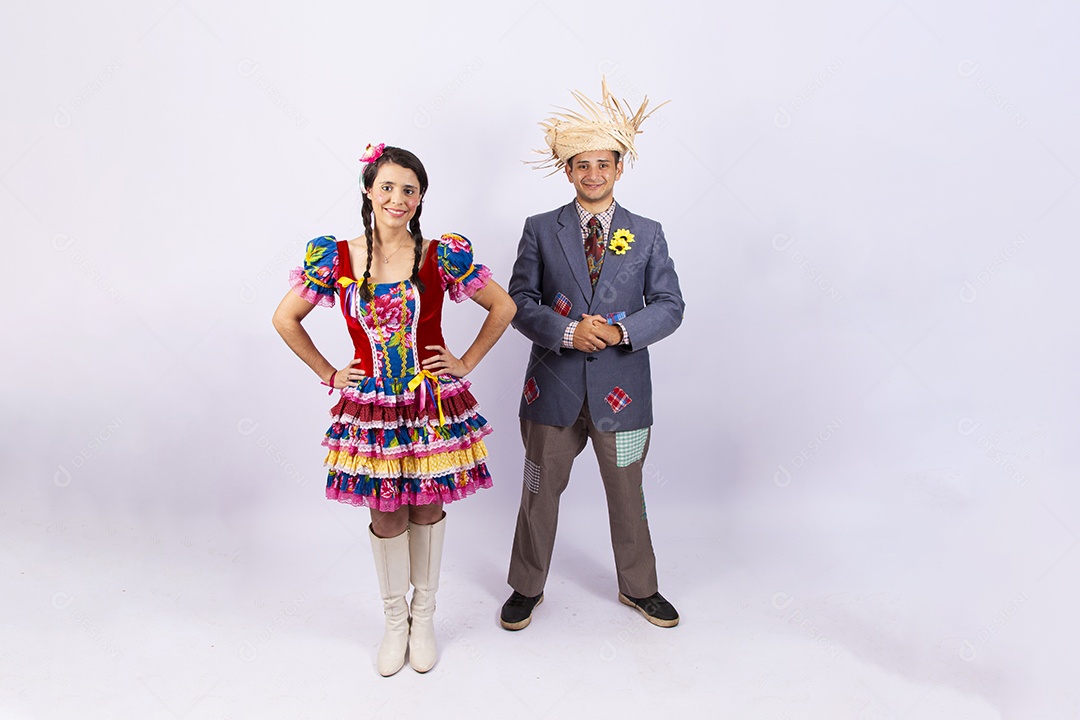 Casal usando roupas típicas de festas juninas
