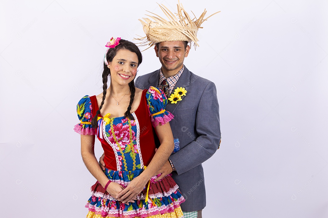 Casal usando roupas típicas de festas juninas