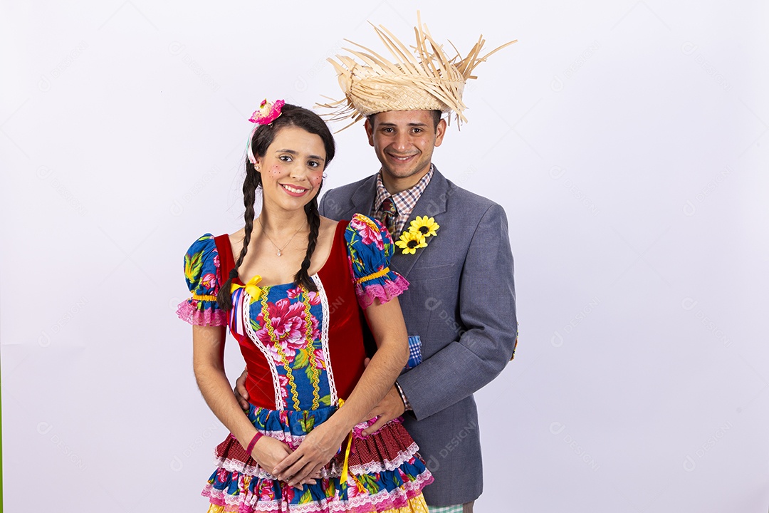 Casal usando roupas típicas de festas juninas