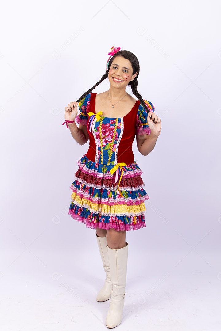 Mulher usando roupas típicas de festas juninas