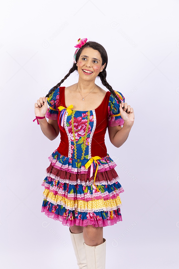Mulher usando roupas típicas de festas juninas