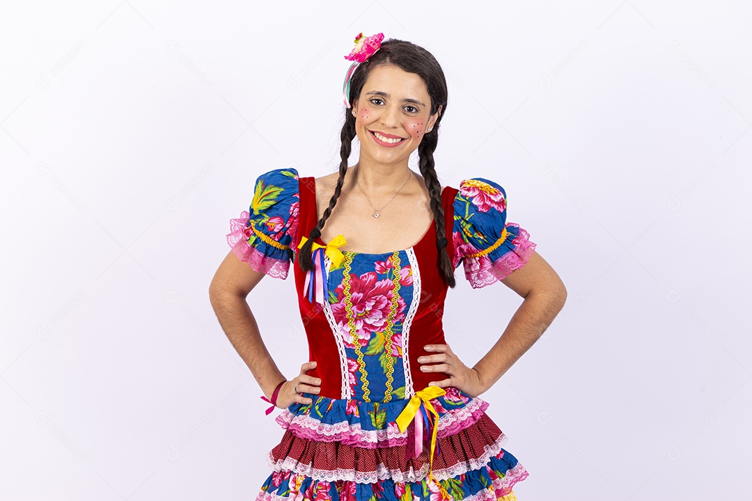 Mulher usando roupas típicas de festas juninas
