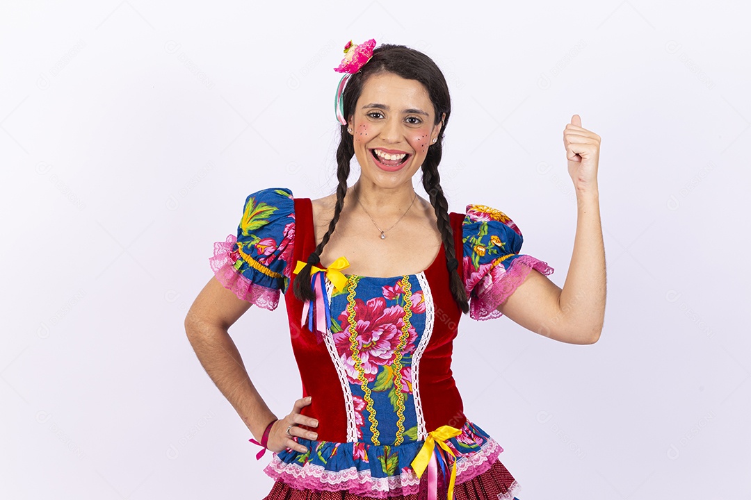 Mulher usando roupas típicas de festas juninas