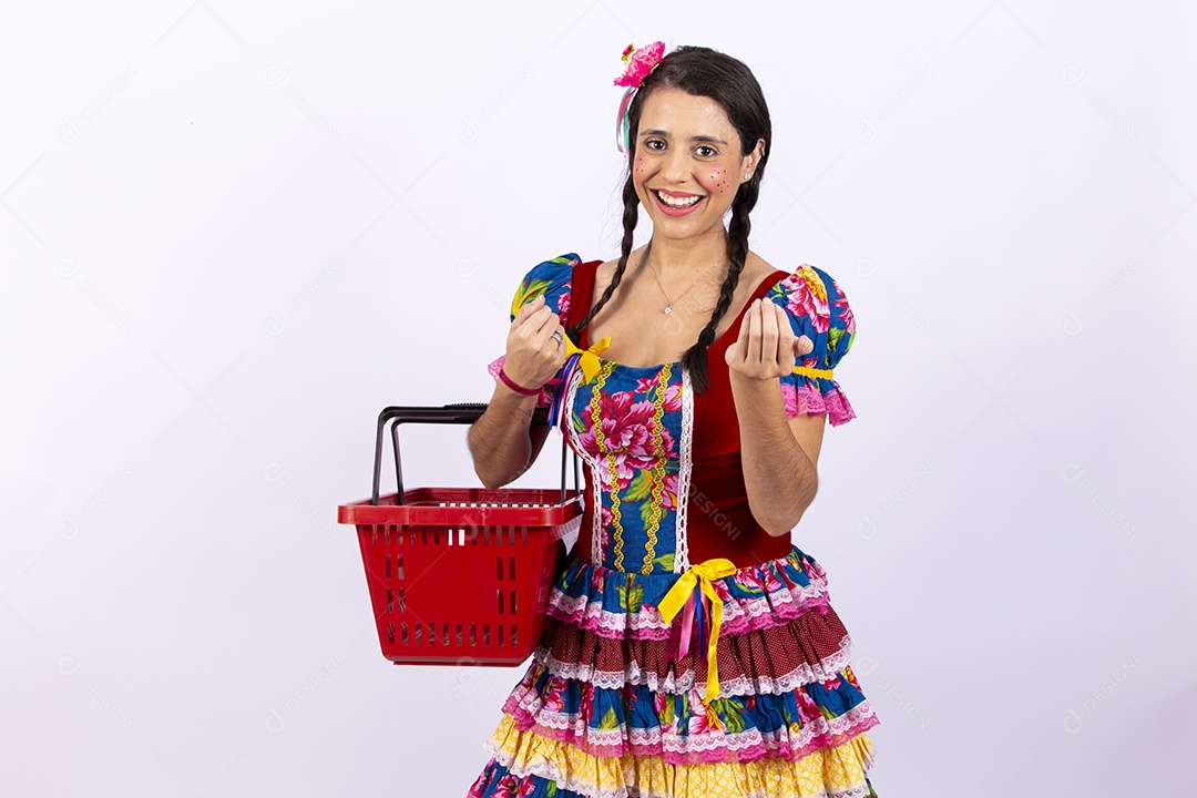 Mulher usando roupas típicas de festas juninas