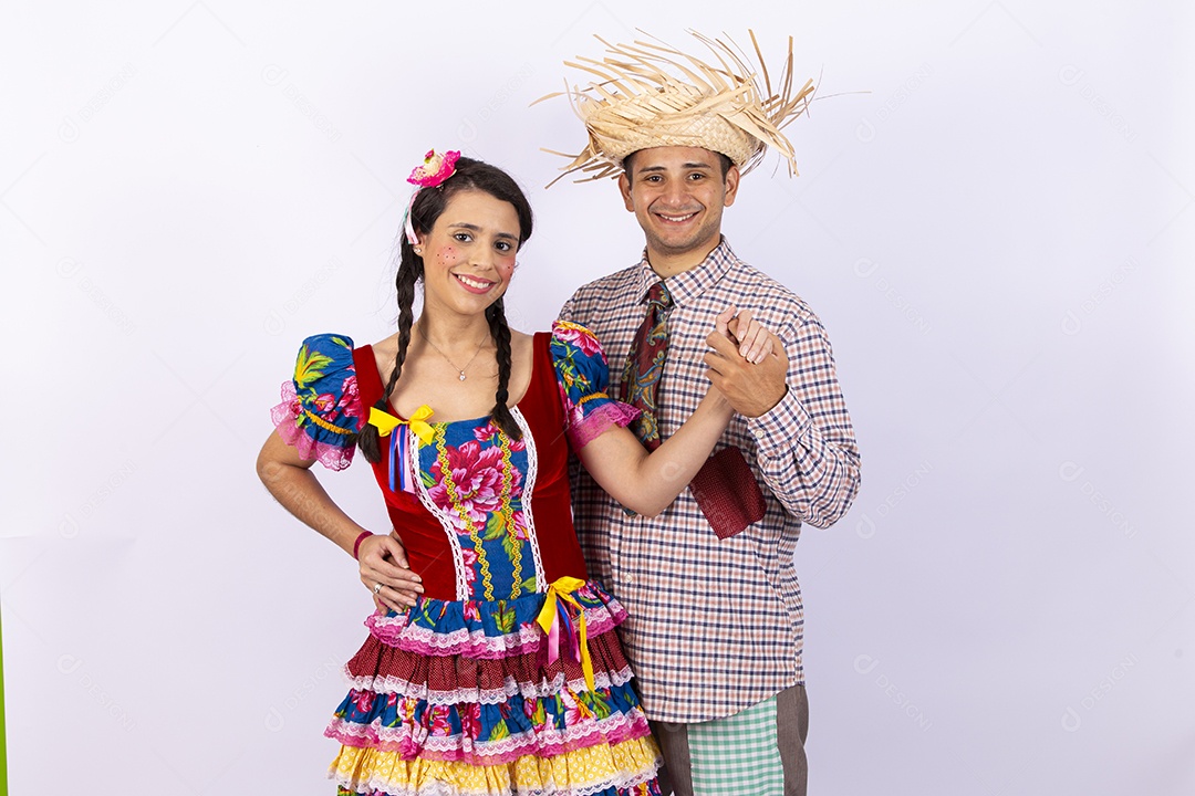 Casal usando roupas típicas de festas juninas