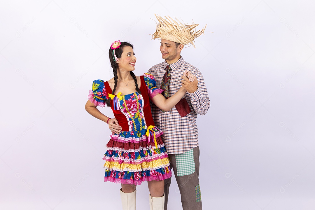 Casal usando roupas típicas de festas juninas