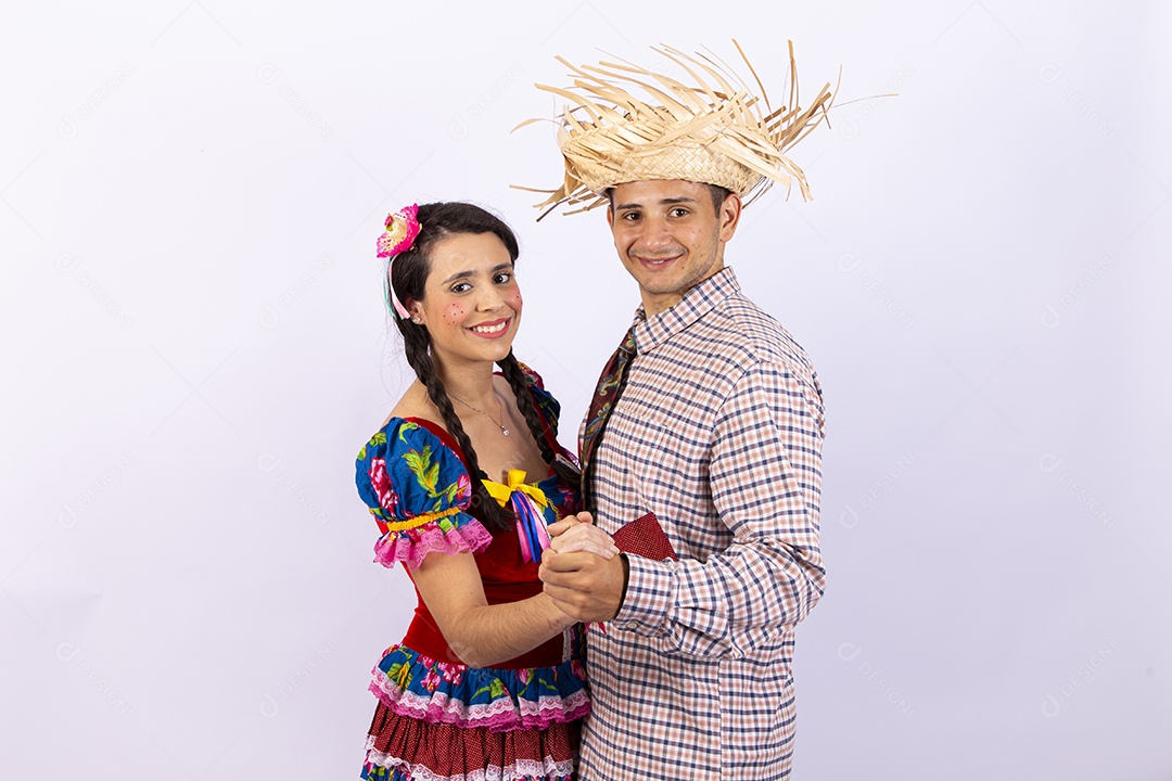 Casal usando roupas típicas de festas juninas