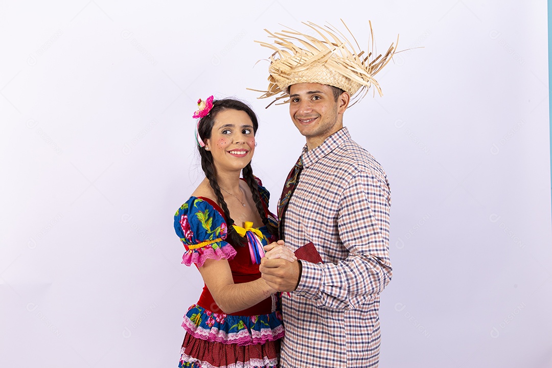 Casal usando roupas típicas de festas juninas