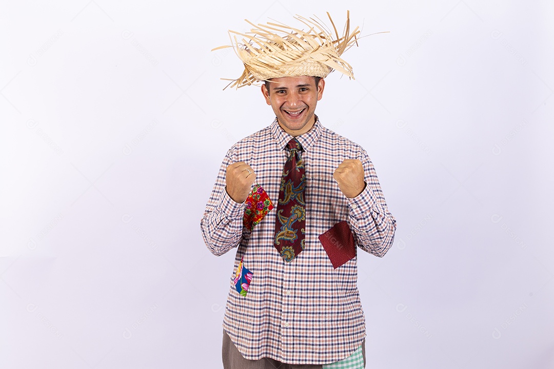 Homem usando roupas típicas de festas juninas