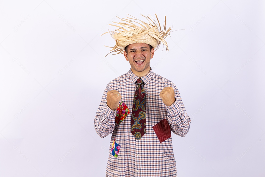 Homem usando roupas típicas de festas juninas