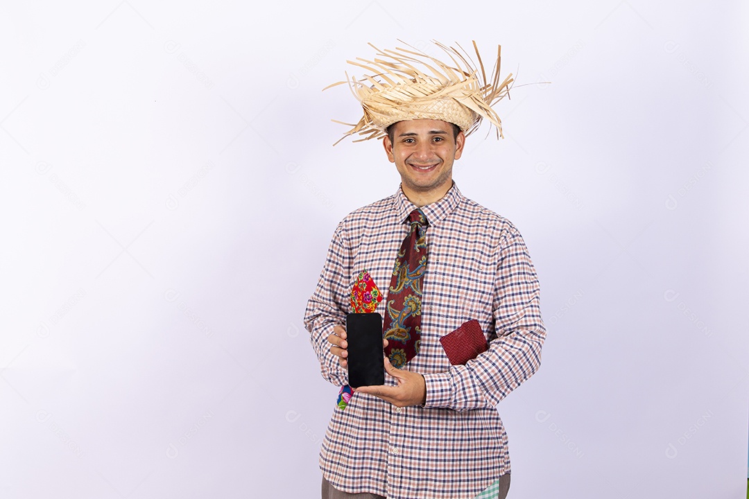 Homem usando roupas típicas de festas juninas